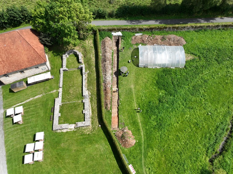 Drohnenaufnahme von der Ausgrabungsstelle an der Kirchenruine St. Petri mit zwei Ausgrabungsfeldern.