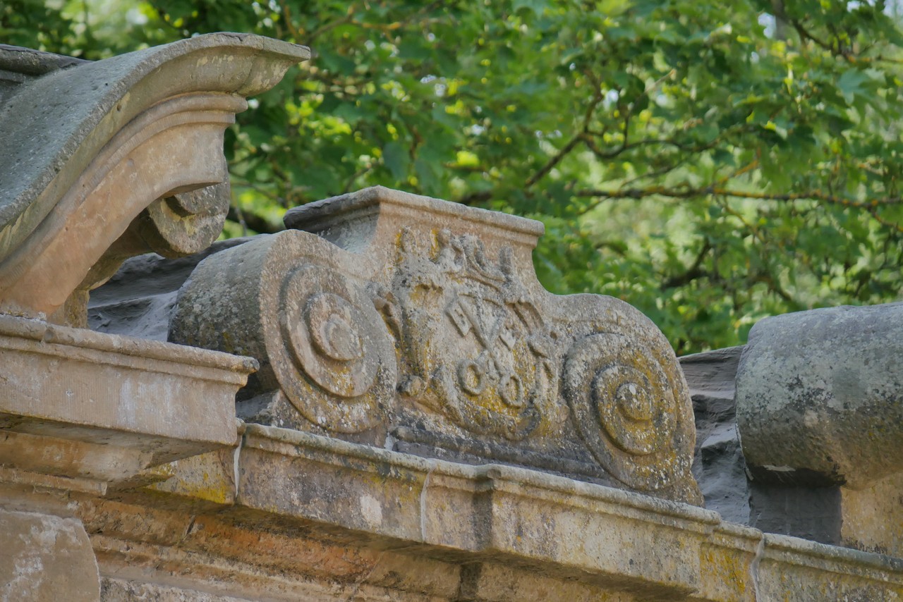 Ein Emblem auf einem Sandstein.