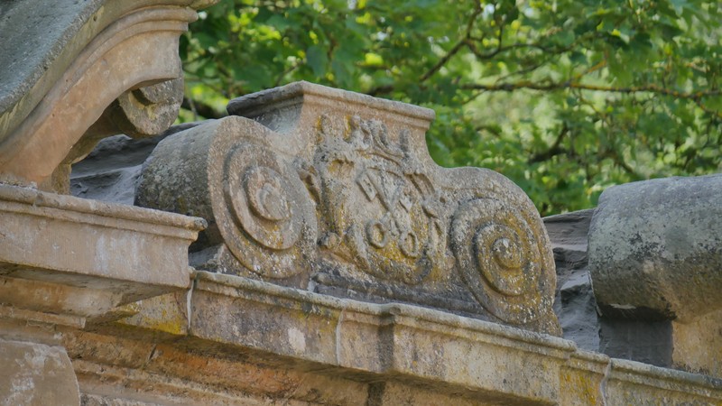 Ein Emblem auf einem Sandstein.