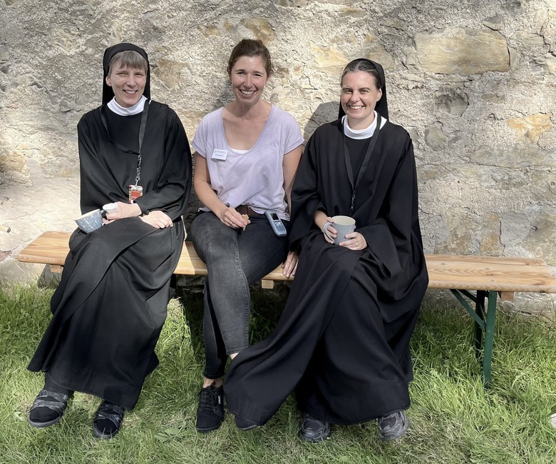 Eva Beyerstedt mit zwei Ordensfrauen auf dem Klostermarkt, sitzend auf einer Bank