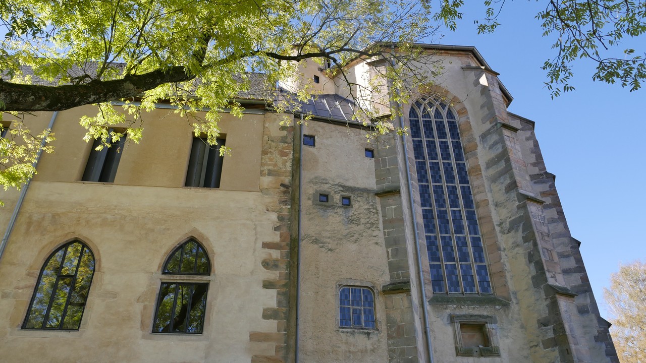 Eine Kirche mit seitlichem Anbau.