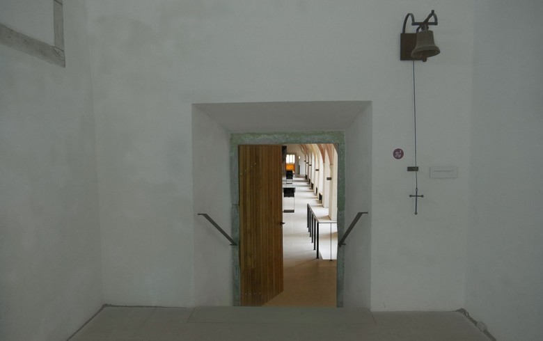 Die Eingangstür zur Klausur im Kloster Dalheim. Rechts daneben hängt eine Glocke.
