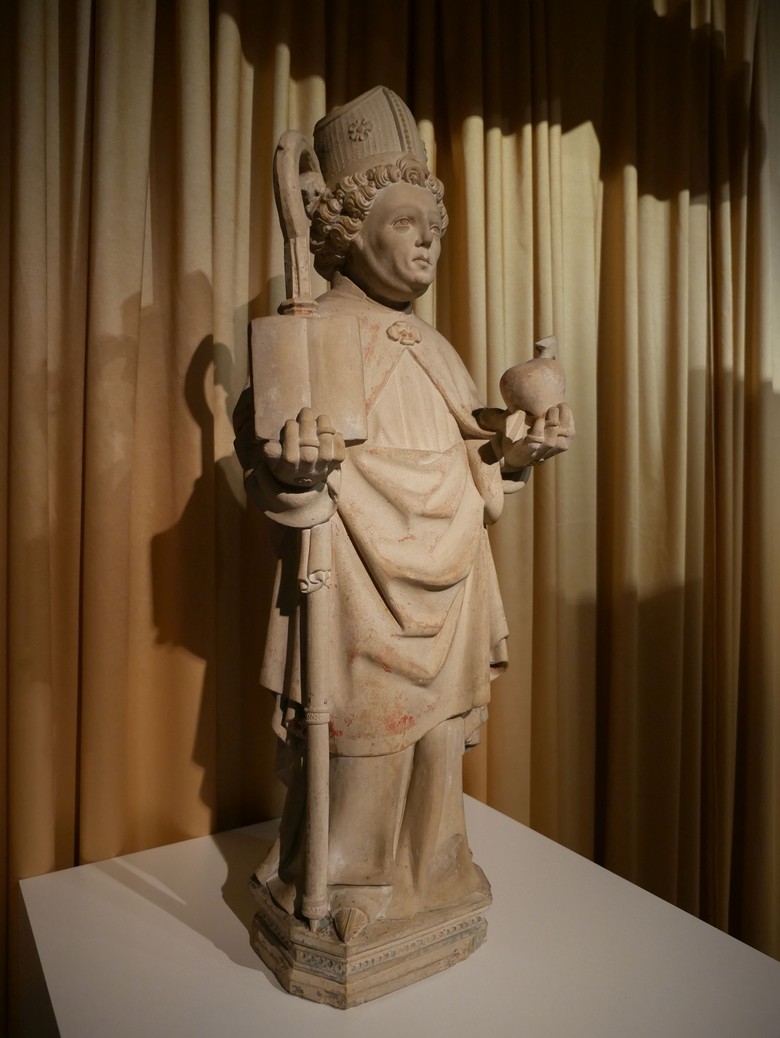 Auf dem Bild ist die Steinfigur des Heiligen Augustinus von Hippo (Leihgabe der Kirchengemeinde Oesdorf) in der Dalheimer Sonderausstellung zu sehen.