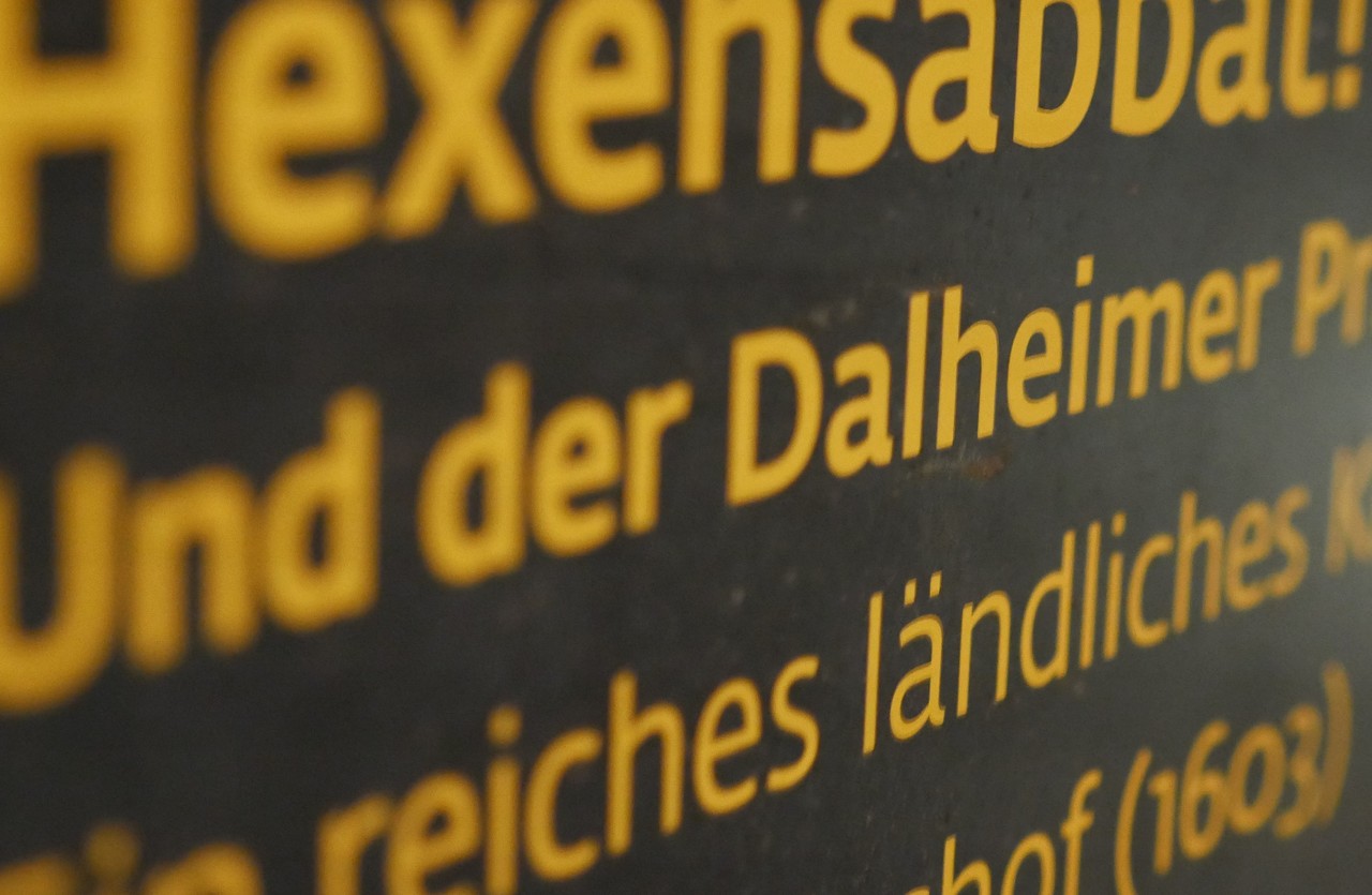 Bild eines Schriftzugs über den Dalheimer Hexenprozess.