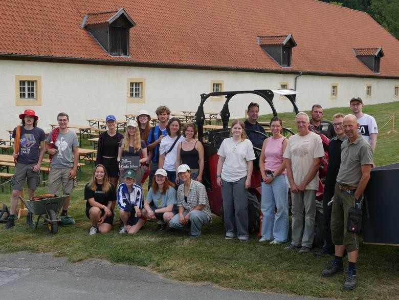 Gruppenbild aller Helferinnen und Helfer vor dem Klostermarkt 2025