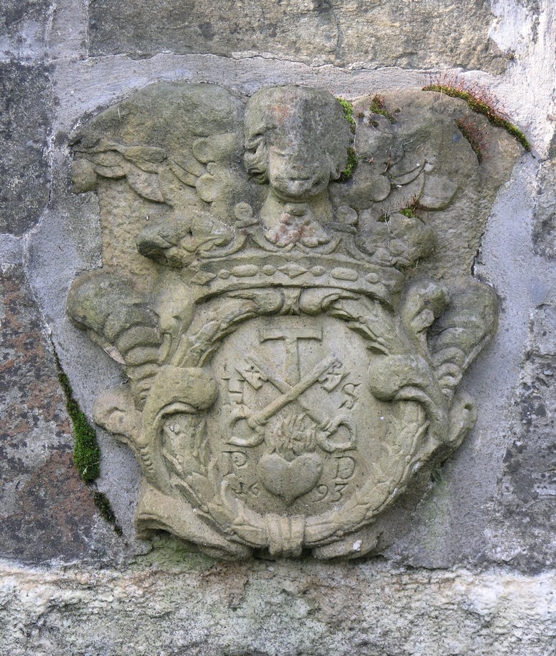 Ein Emblem auf einem Sandstein.