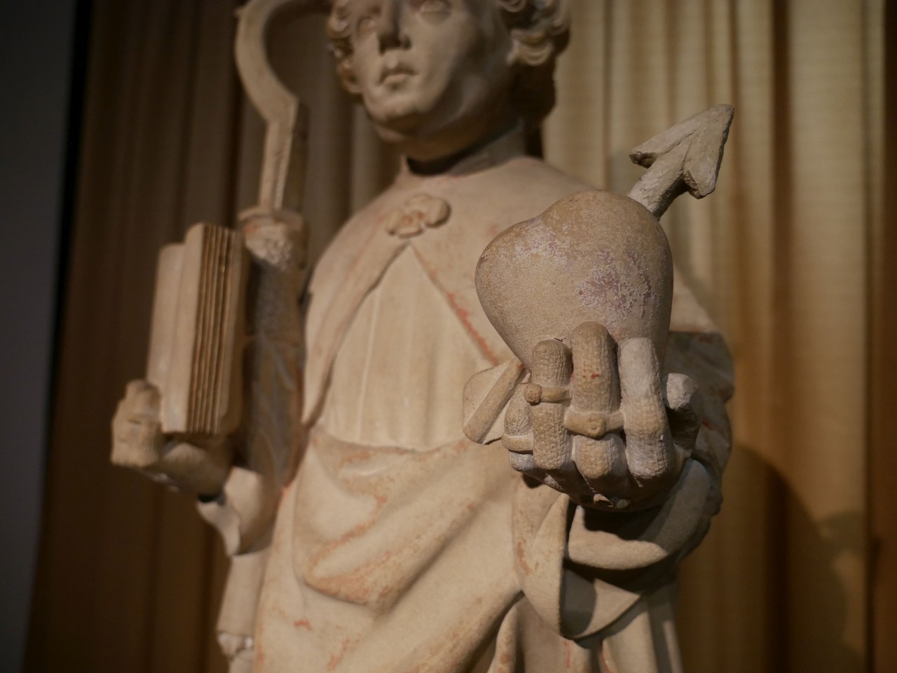 Eine Steinfigur, die Augustinus von Hippo darstellt. Leihgeber: Kath. Kirchengemeinde St. Johannes Baptist, Marsberg-Oesdorf