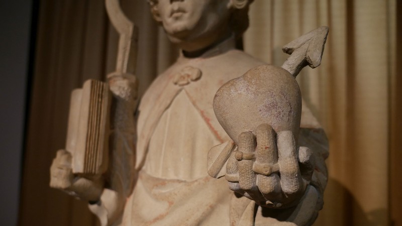 Eine Steinfigur, die Augustinus von Hippo darstellt. Leihgeber: Kath. Kirchengemeinde St. Johannes Baptist, Marsberg-Oesdorf