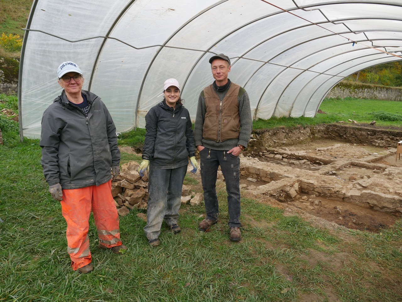Prof. Dr. Alison Beach, Salyy Mubarak und Peter Hessel vor der Ausgrabungsstelle