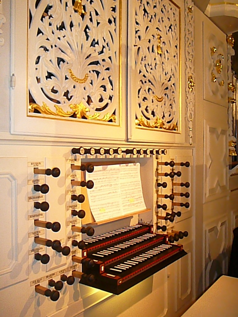 Eine Orgel mit vielen Tasten und Stäben, den Registern.